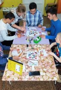 В Дневном центре прошел мастер класс по изготовлению открытки ко Дню семьи